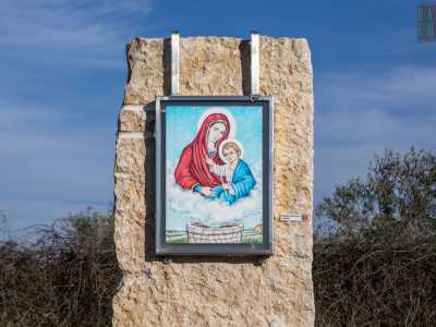 ...che reca da un lato la raffigurazione dell�icona della Madonna del Pozzo di Capurso...